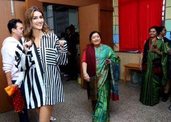 Bhediya actress Kriti Sanon visits her alma mater, DPS RK Puram for film promotion