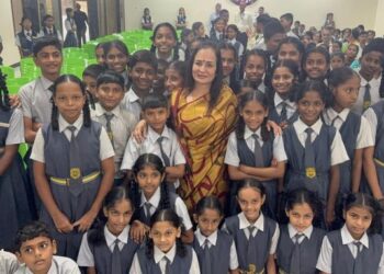 Gyaan Daan’ Initiative: Smita Thackeray Distributes Educational Material at Vesave Vidya Mandir 
