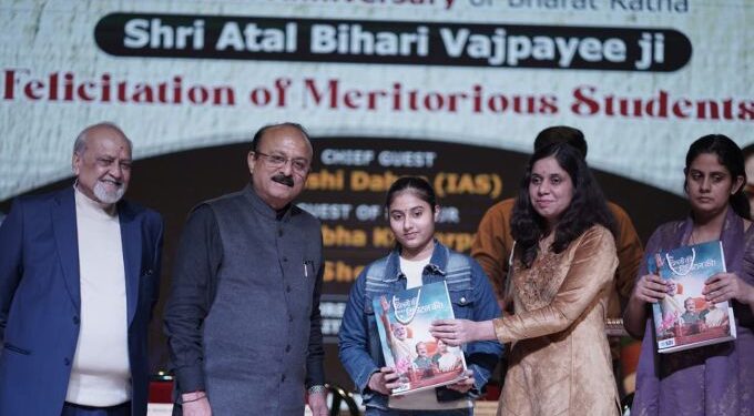 Delhi Edu Minister distributes Tablets to 240 students on Good Governance Day