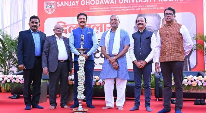 Veteran Actor Nana Patekar addresses students at Sanjay Ghodawat University on farmer suicides