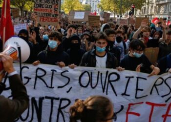 France’s School Protests Spread to Universities as Govt Opens Dialogue with Students